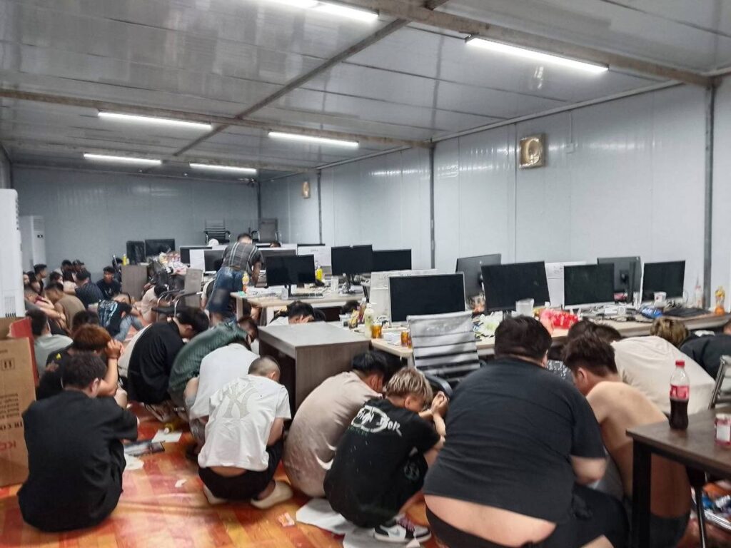 老挝万象公安总局警方在万象市塔銮努亚村抓获88名诈骗团伙成员-白菜导航网-白菜社区-白菜作业群